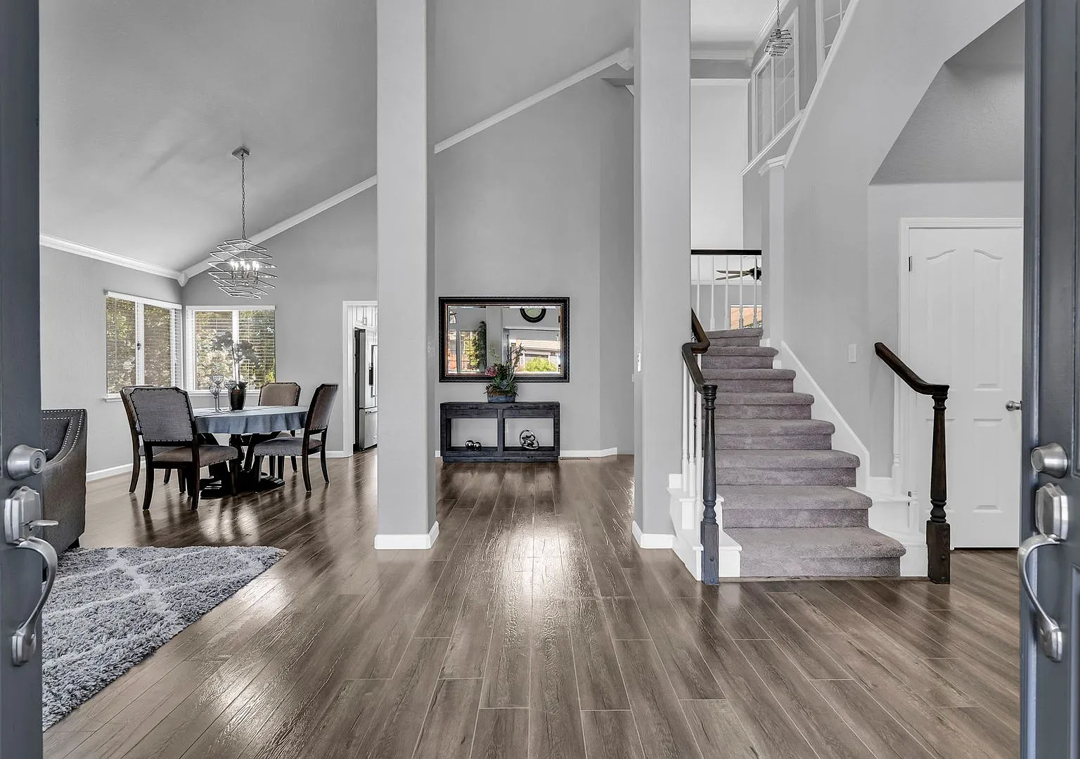 Fantastic Updated Beauty In The Gated Golf Course Community — Photo 4