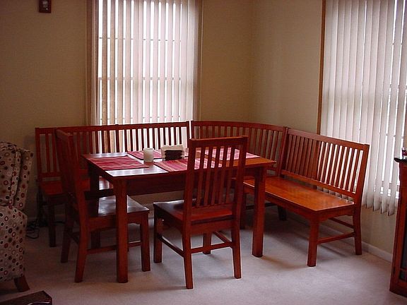 Bright and spacious dining room 