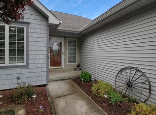 33 Bluegrass Dr SW, Pataskala, OH 43062