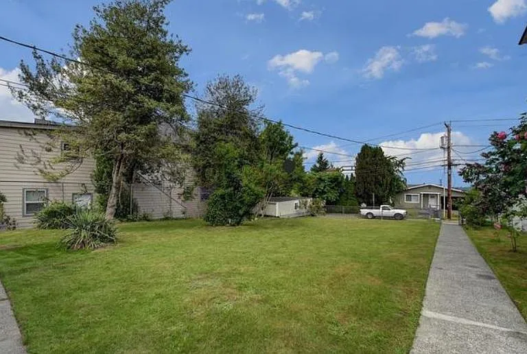 921 Highland Ave — Photo 2