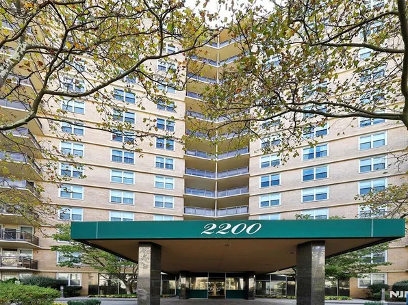 2200 N Central Rd APT 10J, Fort Lee, NJ 07024