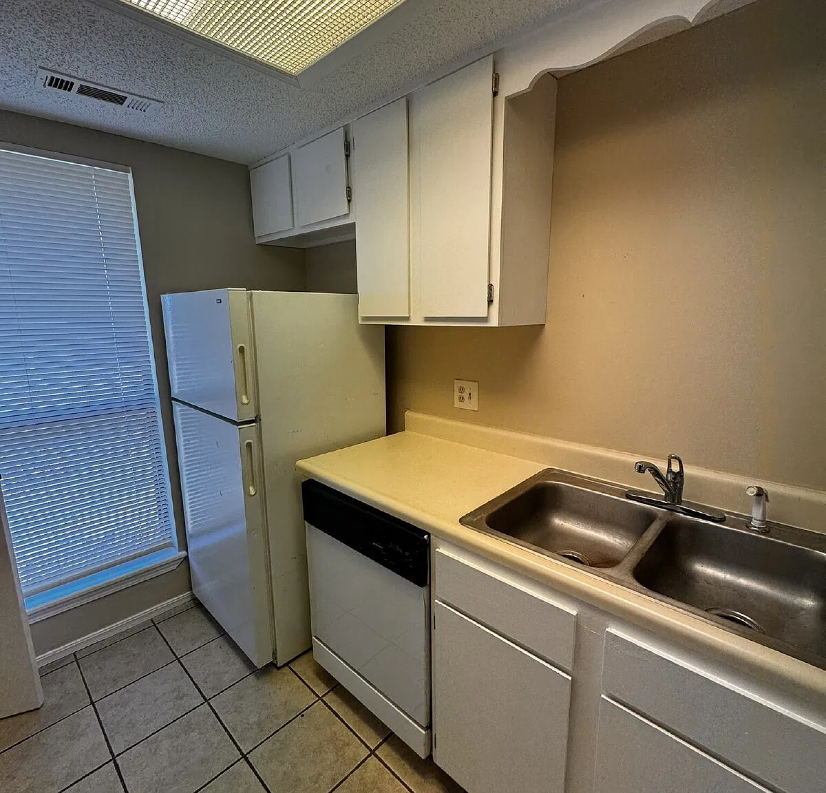 2 bed, 1.0 bath, $1,050 — Photo 3