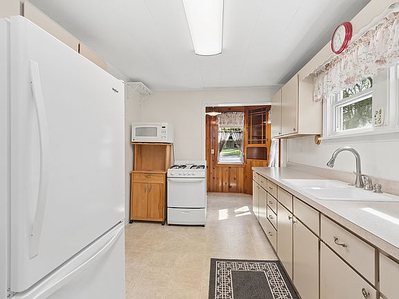 5th image of 150 E 2nd Ave