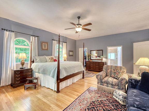 24th image of 198 Riverbend Dr