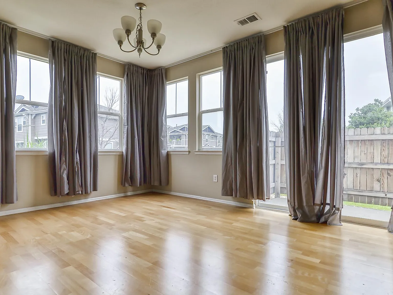 4 bed, 1793 sqft, $2,595 — Photo 2