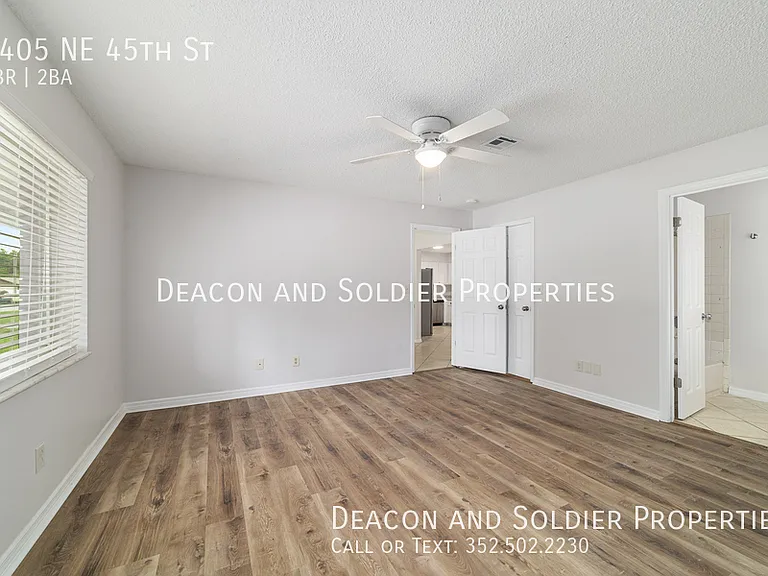 3405 NE 45th St — Photo 17
