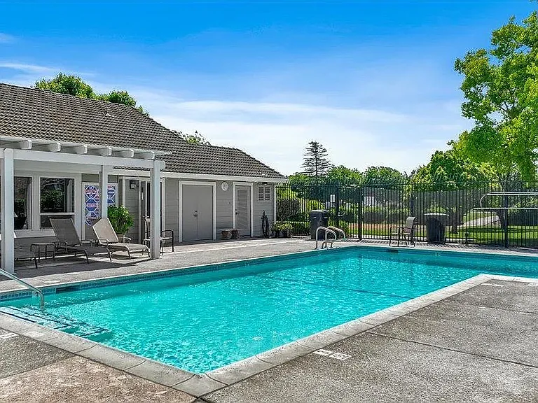 2337 Saint Lawrence Ln — Photo 23