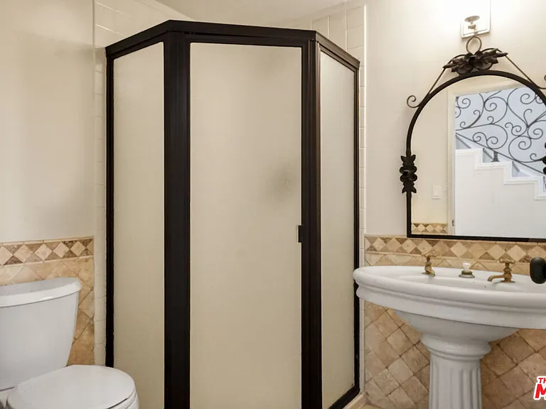 209 N Doheny Dr — Photo 15