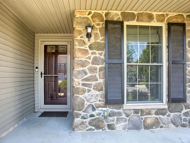 690 Stoverdale Rd — Photo 4