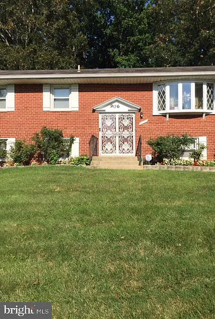 906 Applewood St photo 1