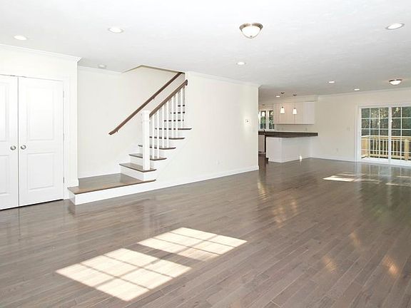 4th image of 83 Saw Mill Ln #83