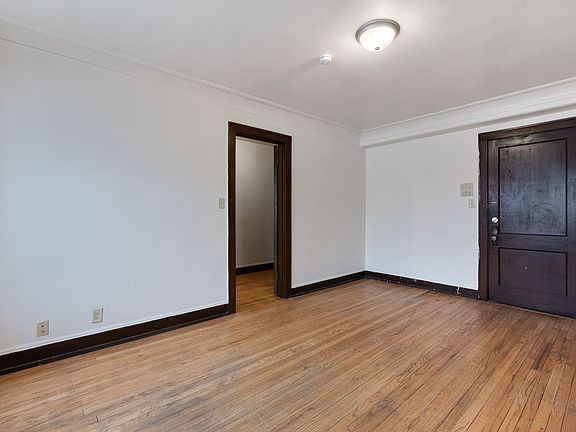 4th image of 2435 W Wisconsin Ave #305