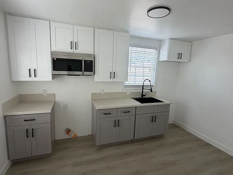 208 S Illinois St #B — Photo 4
