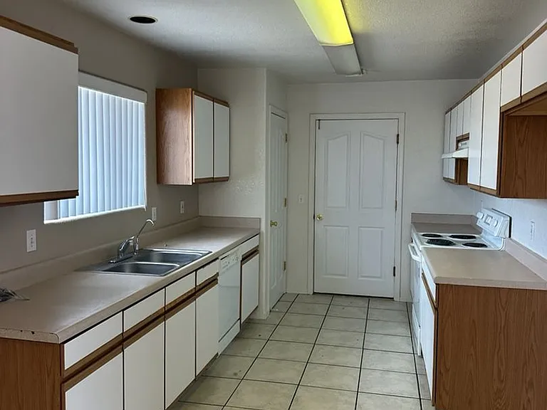 2870 Winterhaven Ct — Photo 11