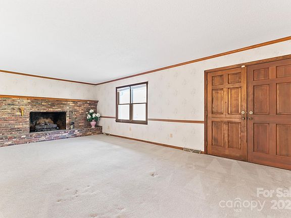 4th image of 107 W 17th St