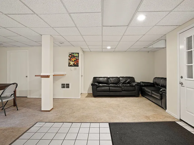 Abbottsford Apartments — Photo 11