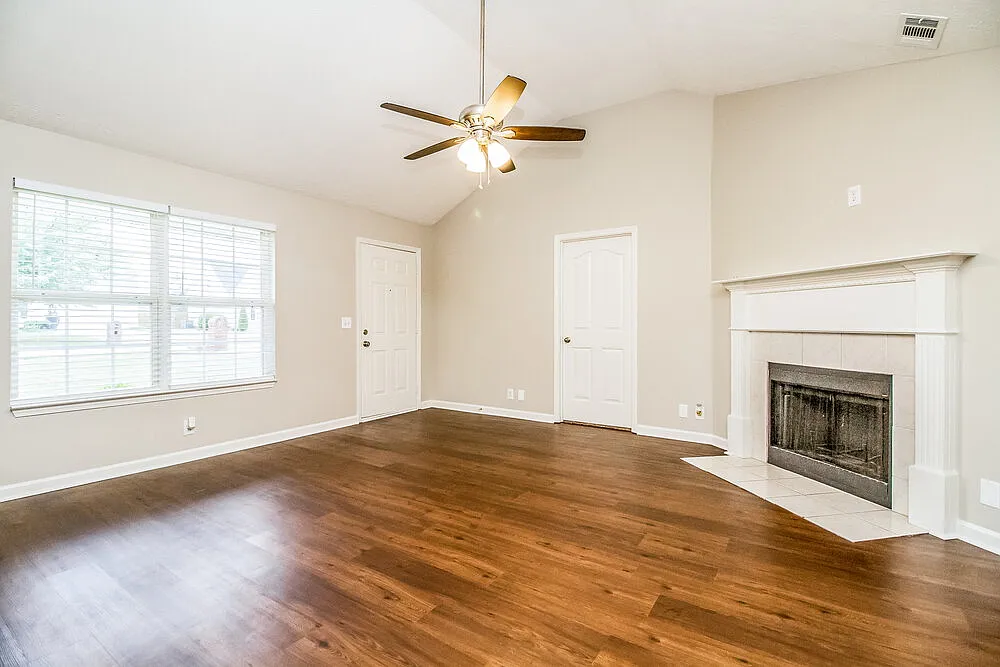 3 bed, 2.0 bath, 1302 sqft, $2,110 — Photo 4