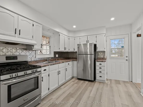 15 McCormick St, Welland, ON L3C 4L8