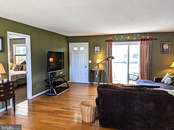 4th image of 38822 Lincoln Dr