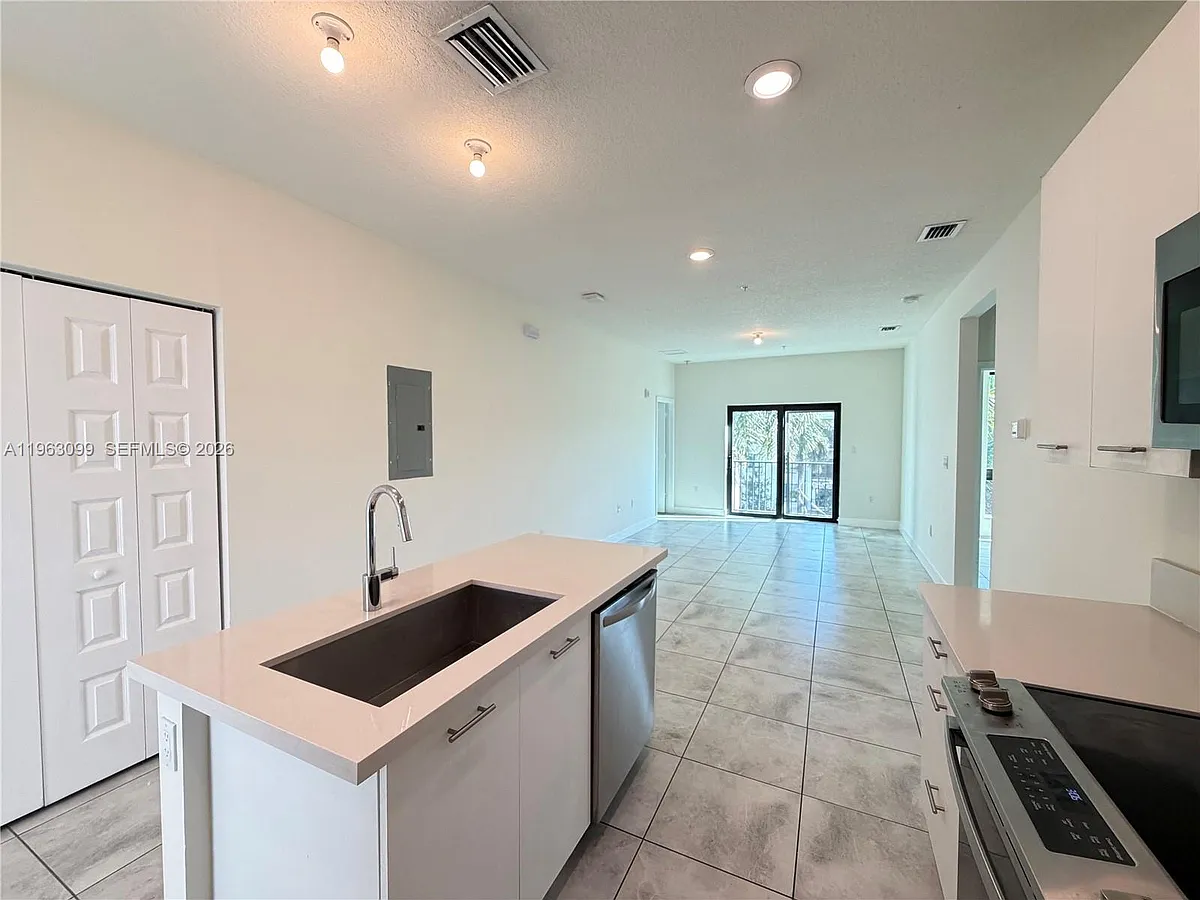 Building Photo - 4640 SW 84th Ave #4007