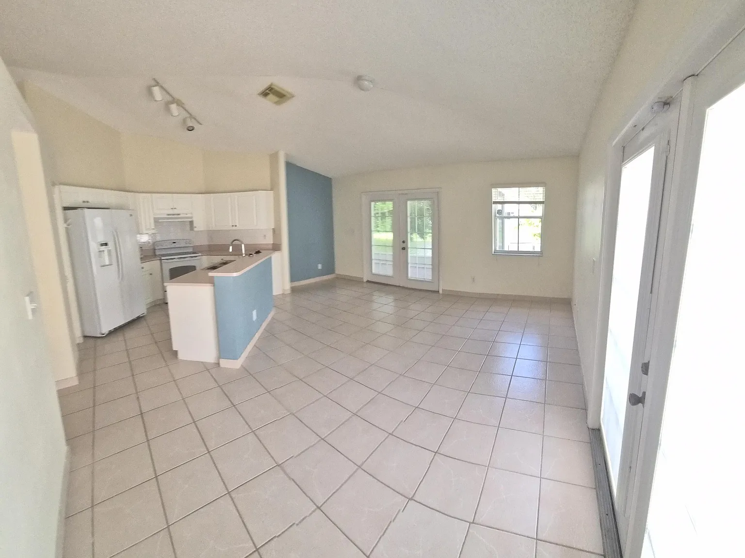 4 bed, 2.0 bath, 1840 sqft, $4,300 — Photo 4