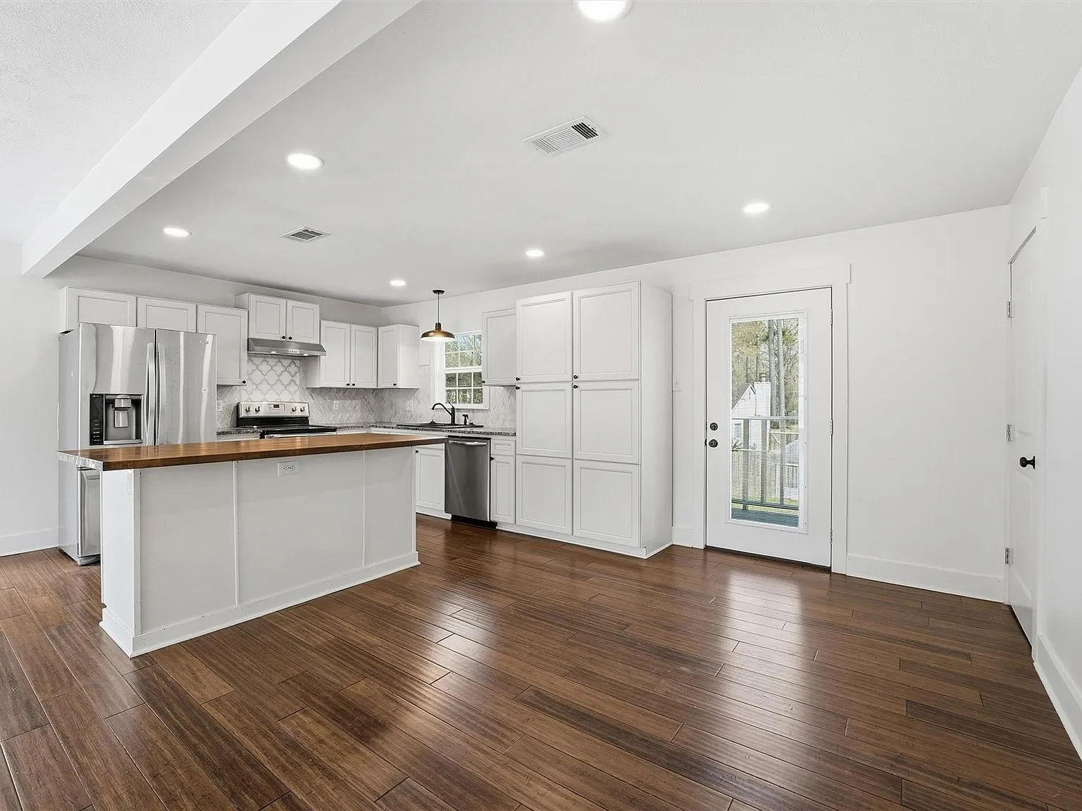4 bed, 2.0 bath, 2233 sqft, $2,200 — Photo 2
