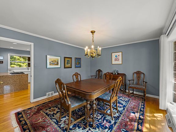4th image of 3033 Scott Cres