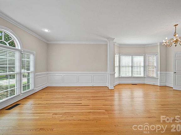 5th image of 933 Allison Mews Pl NW