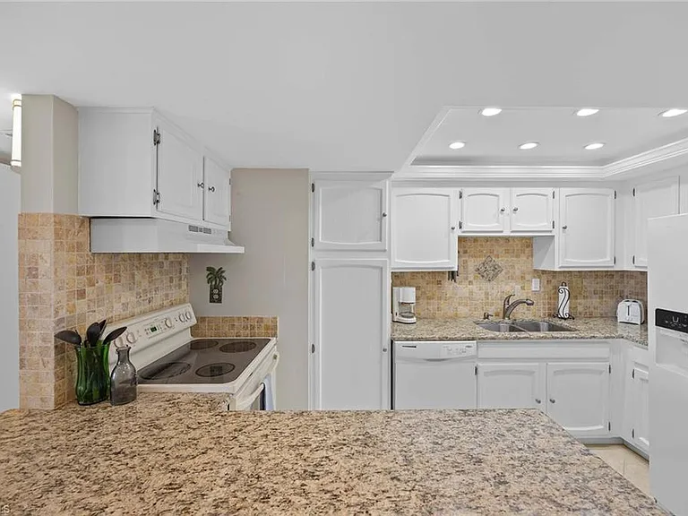 3443 Gulf Shore Blvd N #707 — Photo 10