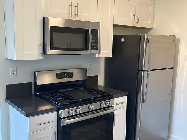 570 N Los Robles Ave — Photo 46