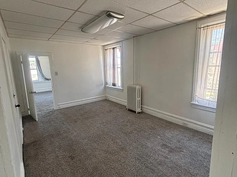 923 Hyatt St — Photo 6