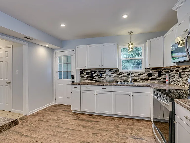 2211 Pleasant Dr — Photo 12