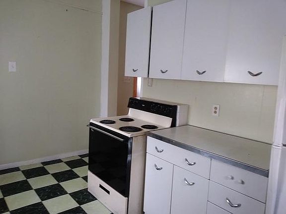 4th image of 1524 Summit St