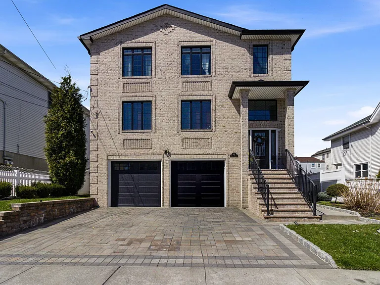 431 Forest St — Photo 1