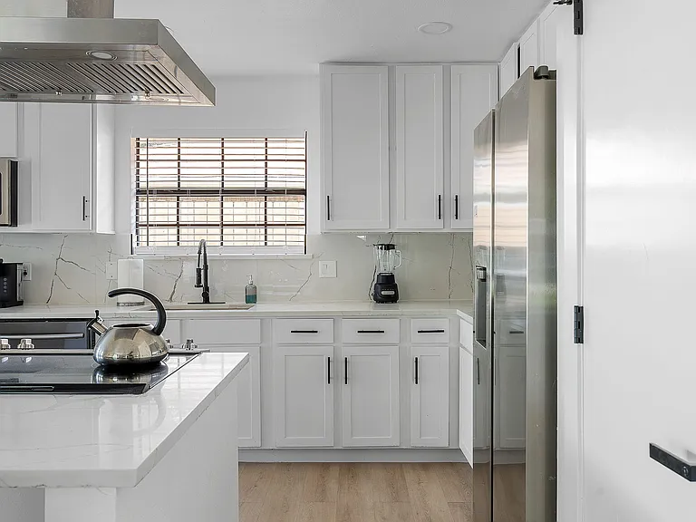 2521 Delmar Dr — Photo 32