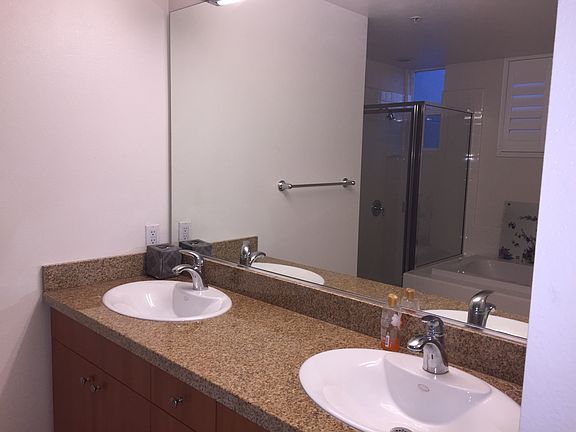 En suite bath w/dual sinks