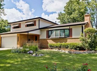 1800 Country Knoll Ln, Elgin, IL 60123