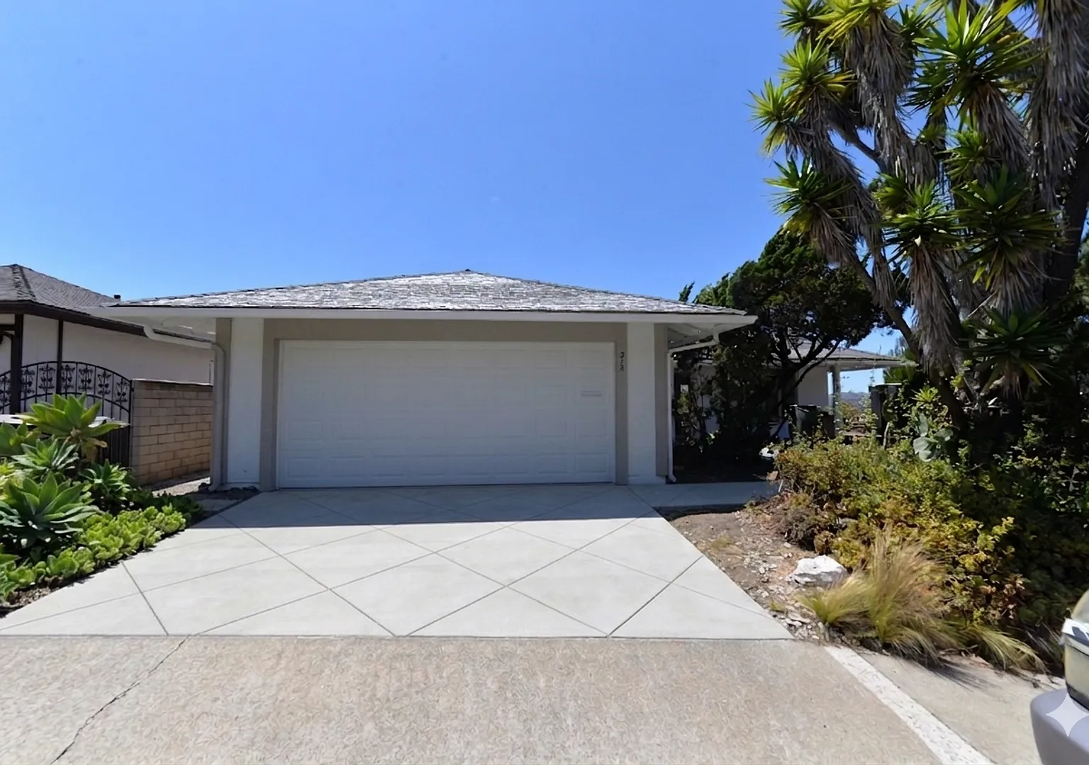 Coastal Elegance from Remodeled 3 Bedroom home with amazing Ocean Views on Cul-de-sac street! — Photo 2