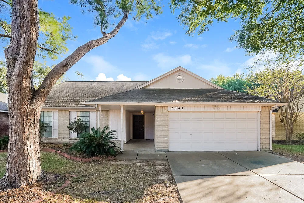 4 bed, 2.0 bath, 2050 sqft, $2,105 — Photo 1