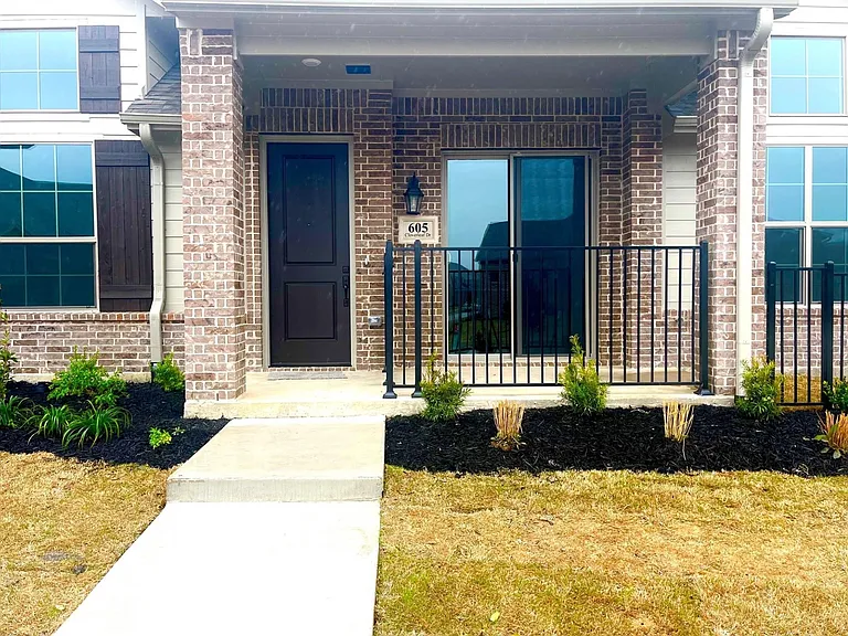 605 Cloverleaf Dr — Photo 1