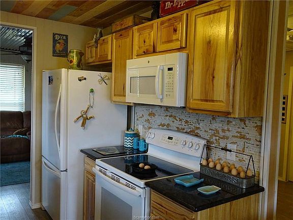 3rd image of 670 Beaver Ln