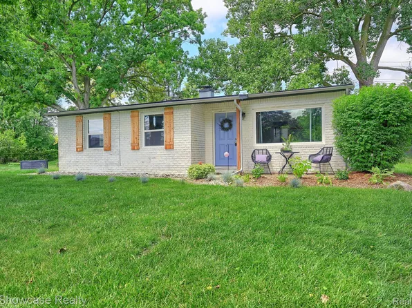 352 Gamma Rd, Walled Lake, MI 48390