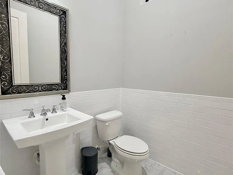606 Knox St — Photo 17