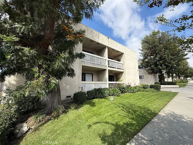10149 Commerce Ave — Photo 1
