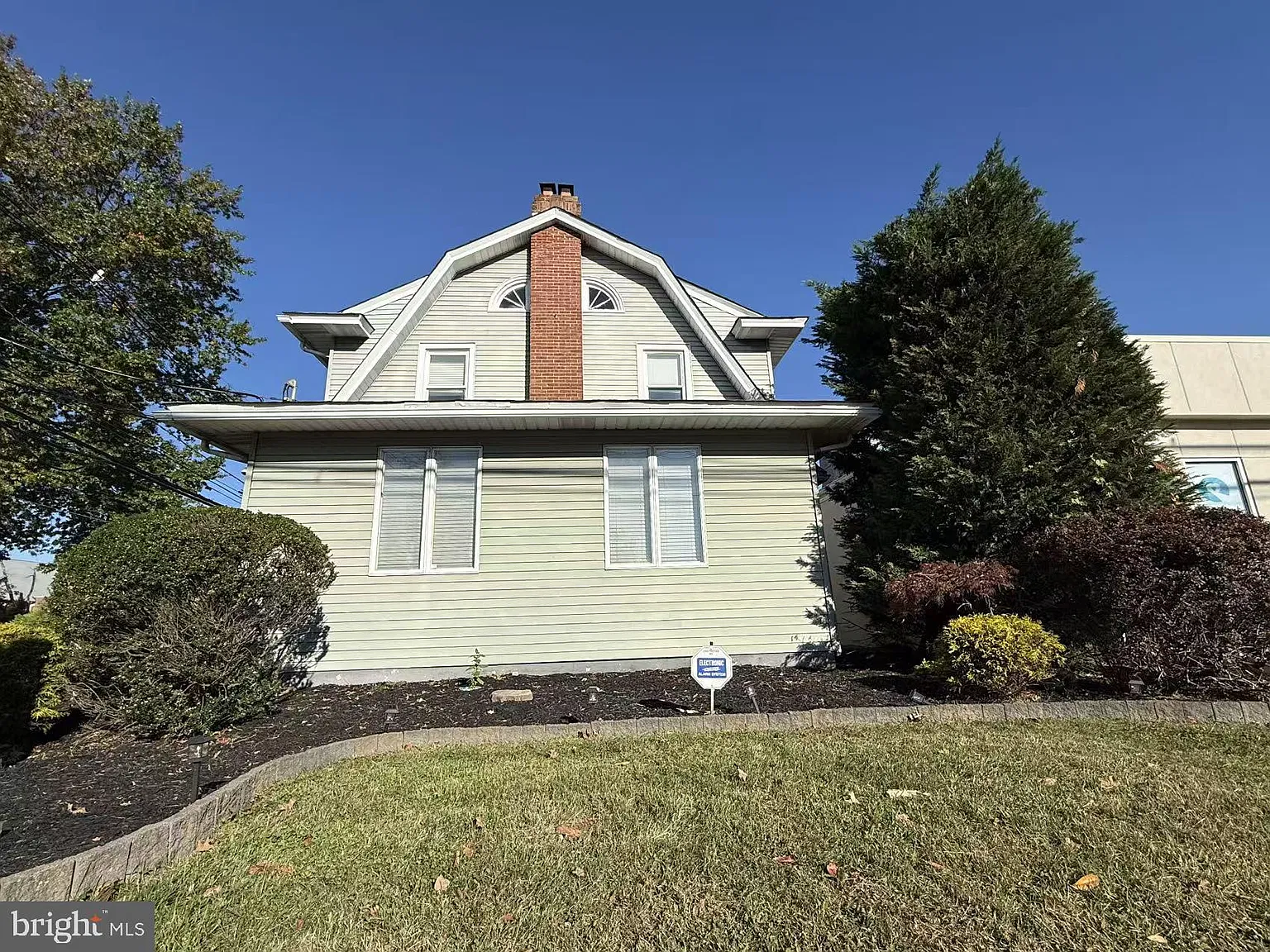 3 bed, 1.0 bath, 1100 sqft, $2,550 — Photo 2