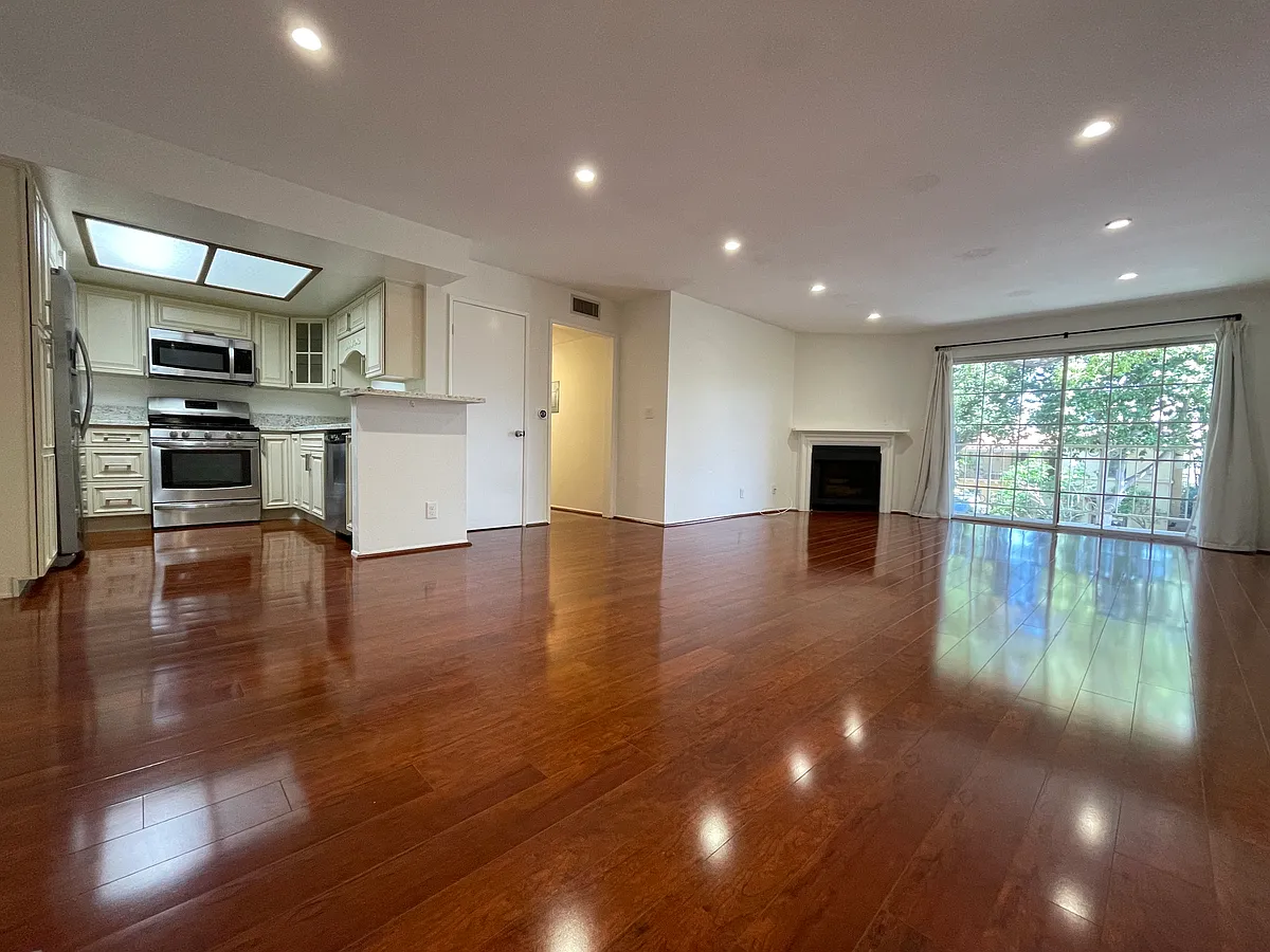 Building Photo - 1535 S Bentley Ave #204