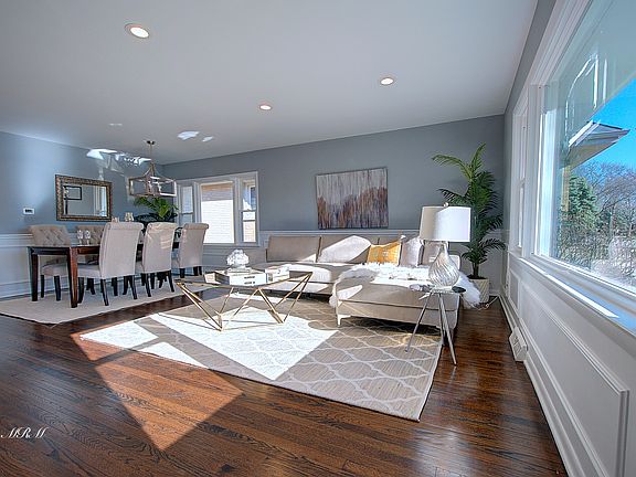 3rd image of 910 Robinhood Ln