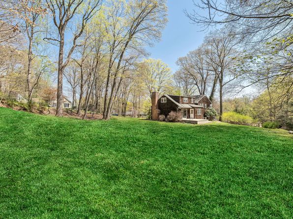 16 Barnfield Ct, Upper Saddle River, NJ 07458