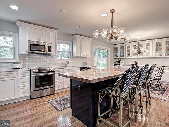 2nd image of 5091 Queens Wood Dr