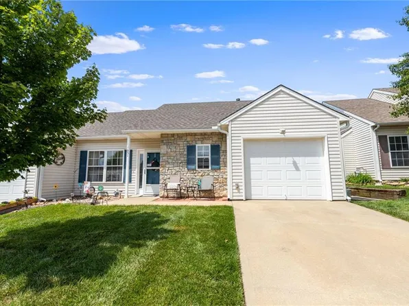 1831 Fall Creek Dr, Tonganoxie, KS 66086